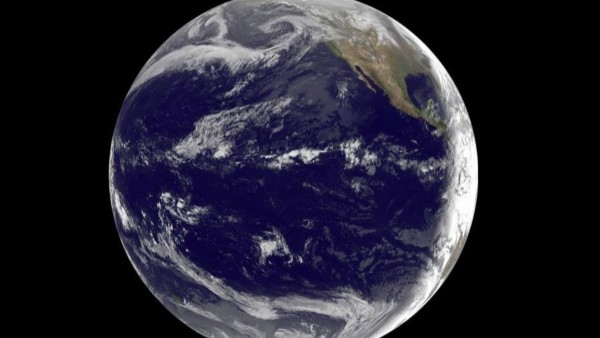 La placa tectónica del Pacífico, que constituye la mayor parte del fondo del Océano Pacífico, se está moviendo lentamente hacia el oeste.