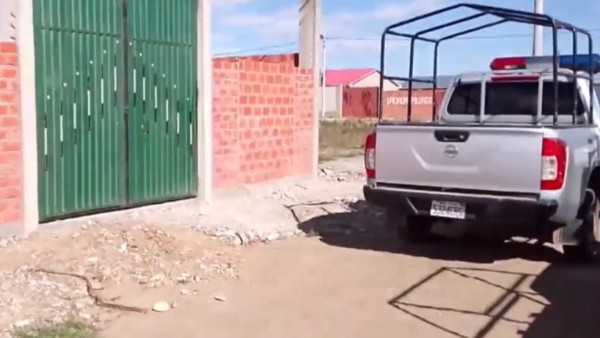 La Policía en la vivienda donde ocurrió el crimen. Foto: Captura