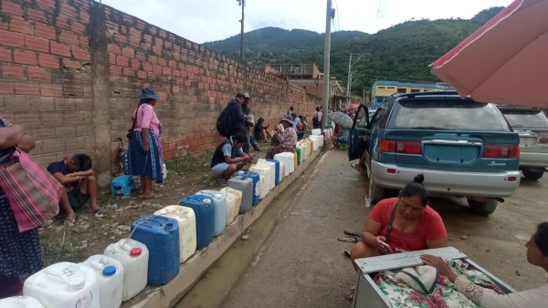 La situación en uno de las gasolineras en Caranavi. Foto: ANF