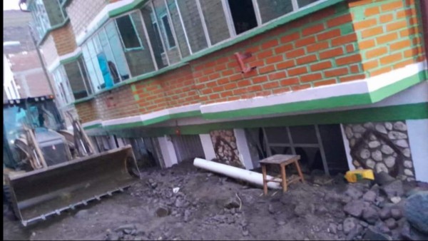 Las casas quedaron sepultadas por el lodo y piedras que arrastró el río. Foto: RRSS