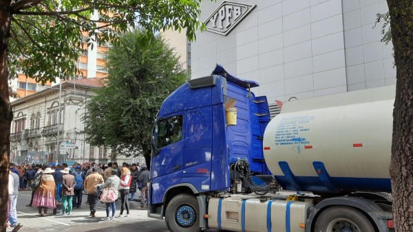 Las cisternas bloquearon El Prado de La Paz. Foto: ANF
