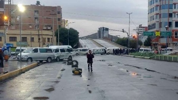 Los transportistas acataron un paro exigiendo la nivelación de los pasajes. Foto: Radio Río Piraí.