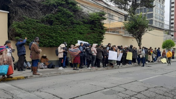 Más de 50 padres y madres de familia y los estudiantes protestan frente al Ministerio de Gobierno. Foto: ANF
