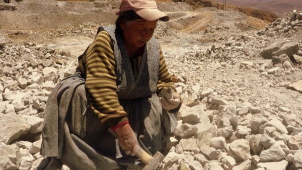 Mujer trabajadora del Cerro Rico de Potosí. Foto: Fundación Jubileo