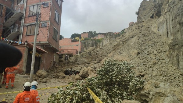 Talud de tierra sepulta a dos vehículos y afecta a cuatro viviendas