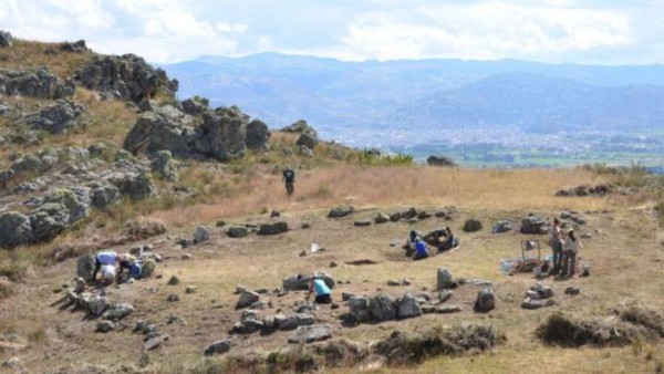 Un equipo trabaja en el sitio de una plaza circular que fue construida hace unos 4.750 años en la cuenca de Cajamarca, en el norte de Perú.  Foto: JASON TOOHEY