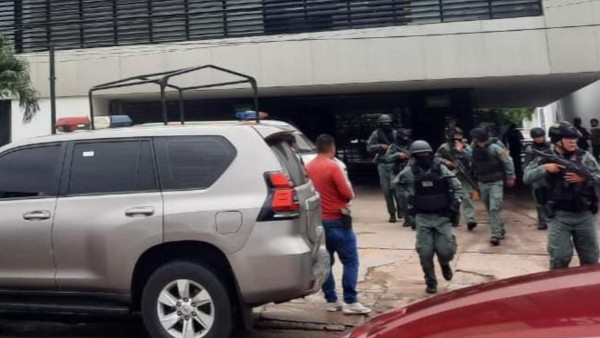 Un grupo de policías llegó al lugar del hecho para iniciar las investigaciones. Foto: Unitel.