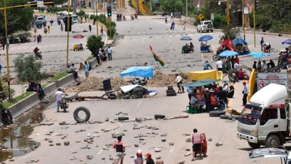 Un punto de bloqueo en Cochabamba. Foto: Opinión