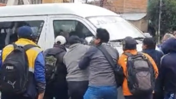 Vecinos y universitarios rechazaron el bloqueo del transporte urbano. Foto: captura video