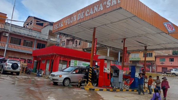 Venta de combustible en el surtidor Flor de Caña en Caranavi. Foto: ANH