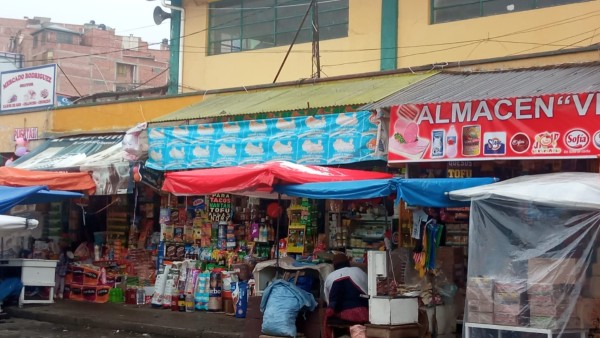 Venta de productos básicos en el mercado Rodríguez. Foto: ANF.