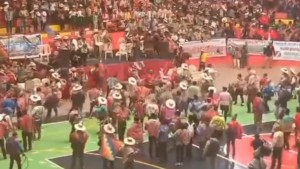 ‘Evistas’ y ‘arcistas’ se agarran a chicotazos y silletazos en encuentro de Conamaq en Oruro