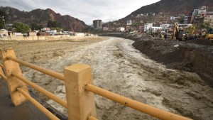 Alcaldía alerta sobre nuevos desbordes de ríos en la zona Sur y prevé cerrar puentes por precaución