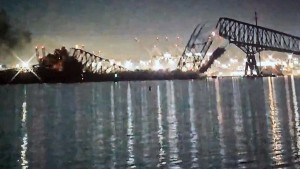 Momento en el que el puente de Baltimore es derribado por el barco.