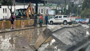 Nuevo desborde de ríos inunda calles, avenidas y destroza un puente en la zona Sur de La Paz