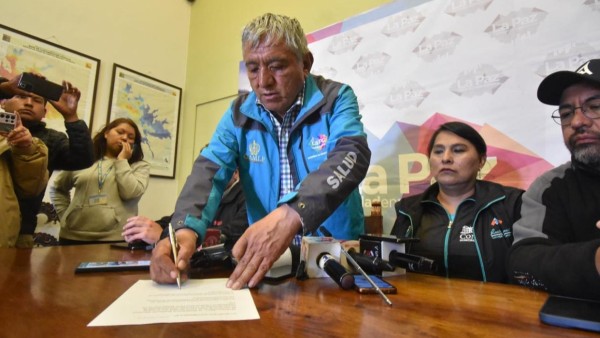 Alcalde de La Paz, Iván Arias, promulgando la declaratoria de emergencia municipal. Foto: AMUN