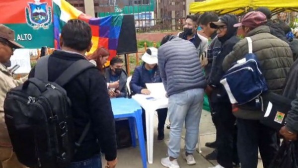 Alteños firmando el libro para el revocatorio de Eva Copa. Foto: Erbol