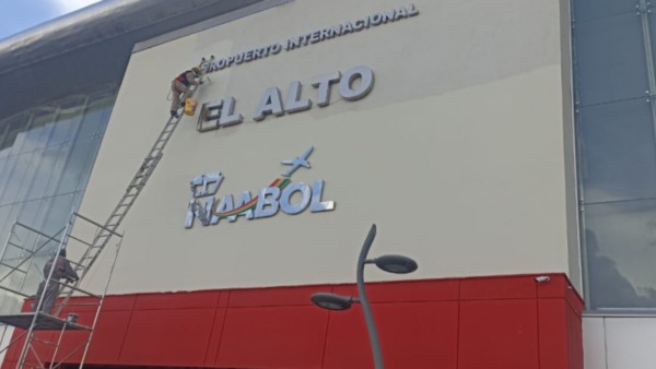 Arreglos a la fachada del Aeropuerto Internacional de El Alto. Foto: ANF