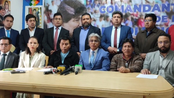 Defensa legal del MAS en conferencia de prensa.