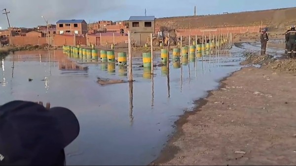 Desecho tóxico que inundó a varias zonas de Vinto, Oruro. Foto: Captura de Colectivo Casa