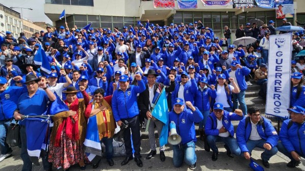 Guerreros azules junto al ministro de Obras Públicas, Édgar Montaño, en el aniversario del MAS. Foto: RRSS