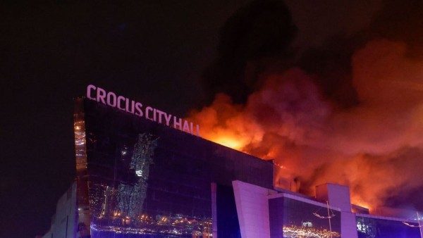 Incendio de los predios de la sala de conciertos Crocus City en las afueras de Moscú, Rusia.