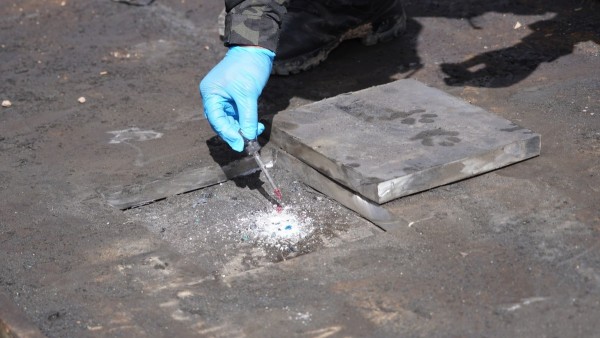 La cocaína se encontraba adherida en la chatarra. Foto: Ministerio de Gobierno.