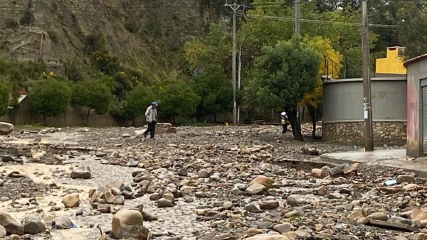 La inundación del río Achumani arrastró lodo, piedras y otros. Foto: Vecinos