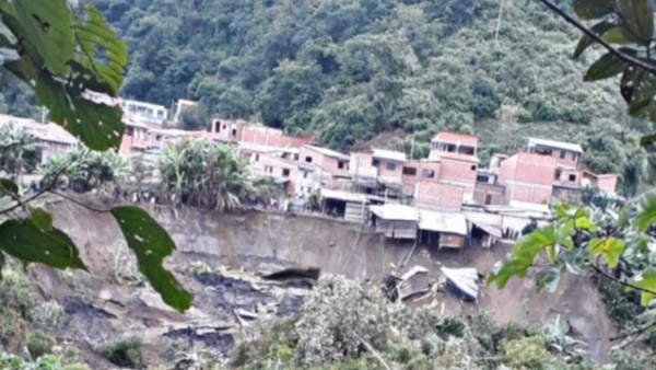Las casas colgando. Foto: captura video Fm Bolivia