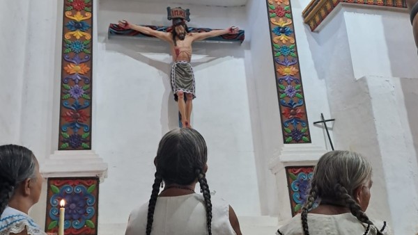 Las Mamita Abadesas observan al Cristo restaurado en el templo misional de San Ignacio de Mojos.   Foto: María Eugenia Carrizo
