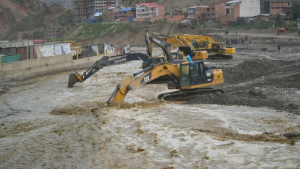 Maquinaria pesada en una zona de desastre en La Paz. Foto. GAMLP