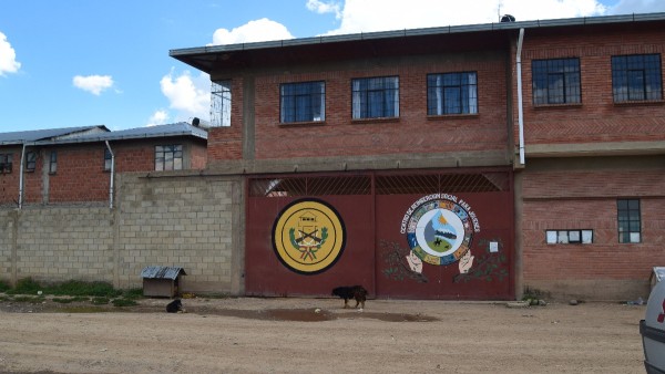 Puerta de ingreso al Centro de Rehabilitación de Qalauma. Foto: ANF