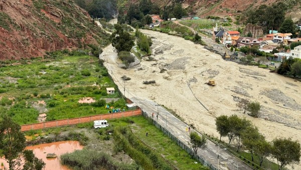 Río La Paz se desborda y pone bajo el agua a parte de la avenida Bicentenario. Foto: Andrés Gómez