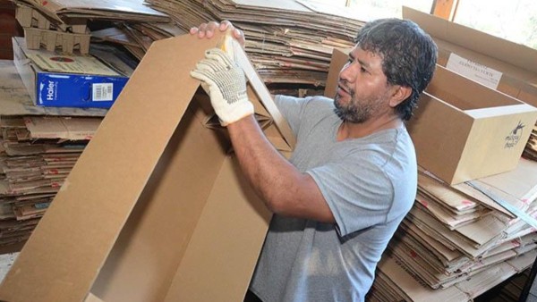 Un padre boliviano en su trabajo. Foto: Los Tiempos