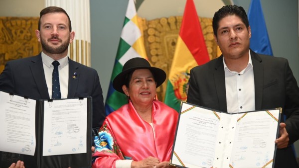 Virginijus Sinkevicius dela UE junto a la canciller y ministro de Medio Ambiente de Bolivia. Foto: Cuenta X de la UE