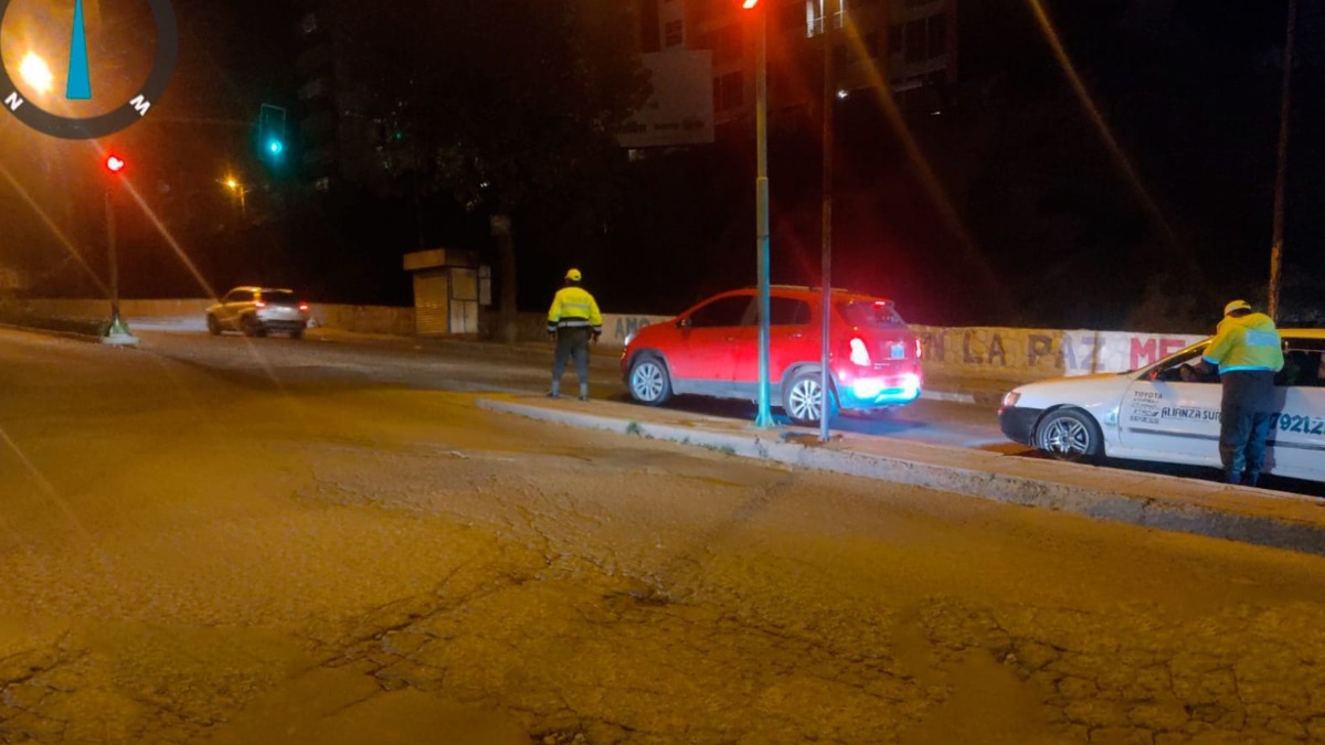Después de la medianoche continuaban circulando algunos vehículos. Foto: Policía Boliviana.
