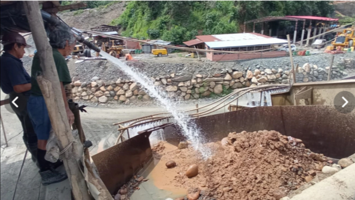 En Chima (Tipuani) mineros lavan la tierra. Hacen uso de las aguas del mismo río y en grandes cantidades.  Foto: ANF