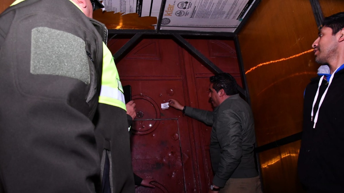 Limpias muestra el stiker de censado en la puerta del penal de San Pedro. Foto: Facebook de director de Régimen