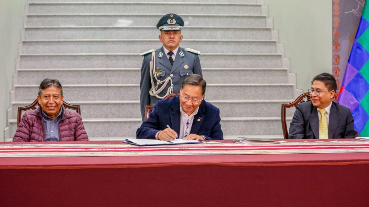 Luis Arce firma el anteproyecto de ley para entregar al presidente nato de la ALP. Foto: Cuenta X del Presidente