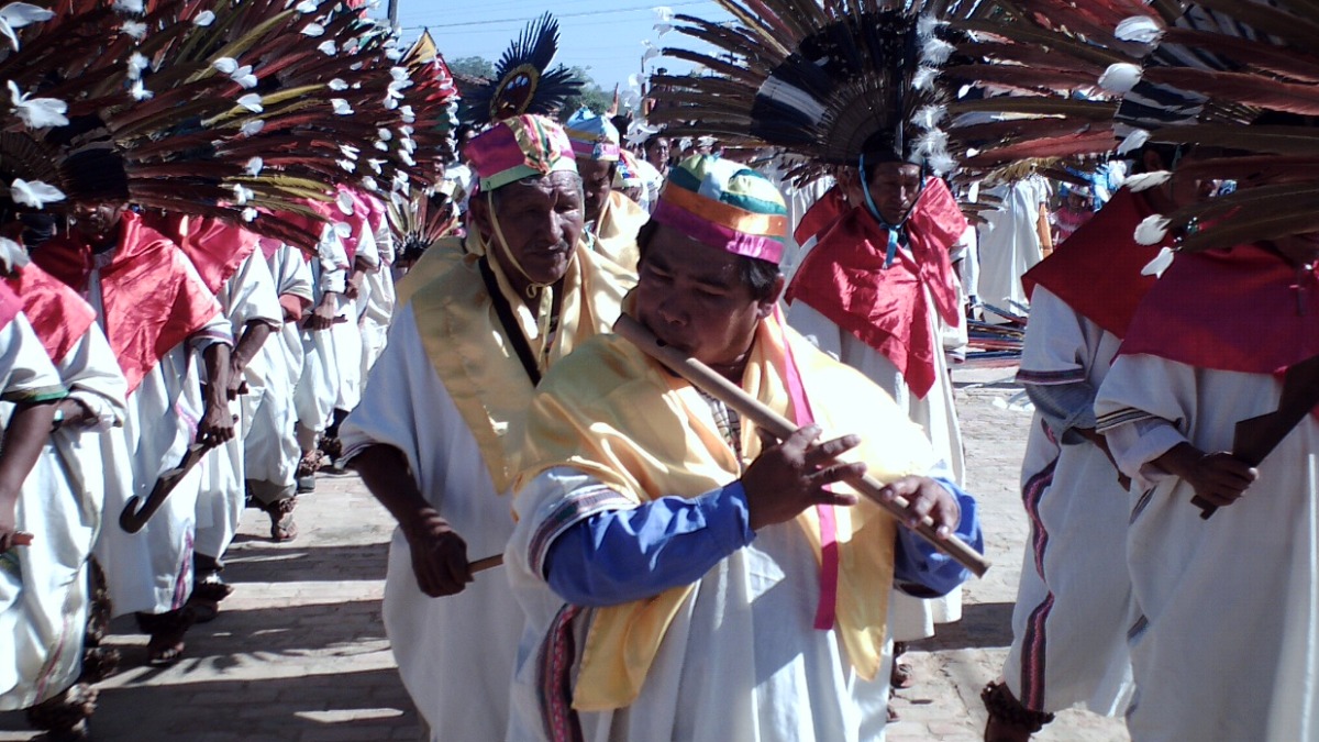 Macheteros junto a músicos durante la Ichapekene Piesta.