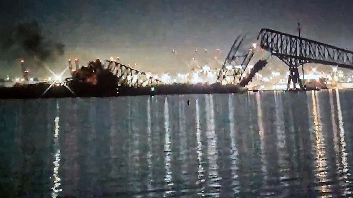 Momento de la caída del puente Francis Scott Key de la ciudad estadounidense de Baltimore.