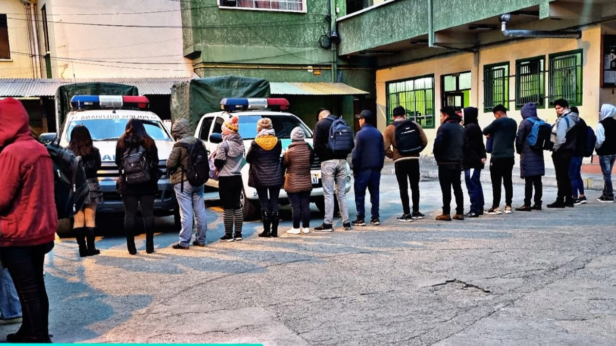 Personas arrestadas por infringir el auto de buen gobierno. Foto: Policía Boliviana.