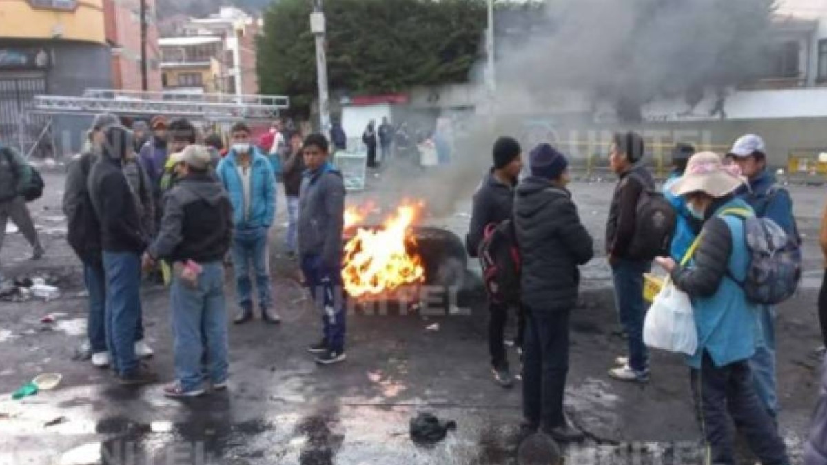 Vigilia de cocaleros de Adepcoca en el conflicto por el mercado paralelo. Foto: Unitel