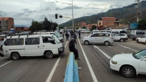 Choferes de Punata bloquean la carretera antigua Cochabamba-Santa Cruz contra la delincuencia