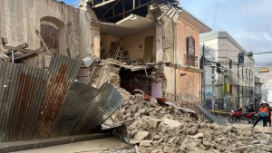 Casa colonial deshabitada se desploma en el centro paceño y provoca daños en postes de servicio
