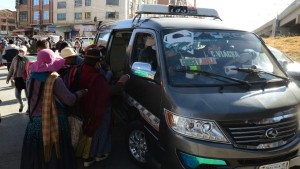 Alcaldía de El Alto suspende 11 líneas de transporte por practicar “trameajes” y subir pasajes