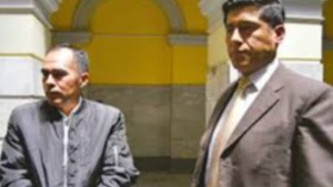 Juan Bascopé junto a su abogado Francisco Pacheco. Foto archivo: Play Noticias