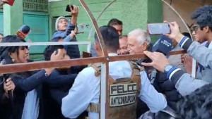 Luis Alberto Echazú sale de las celdas de la FELCC. Foto: ANF