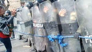 Maestros y el resguardo policial en la avenida Arce. Foto: Captura