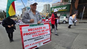 Jubilación obligatoria: Médicos reactivan protestas, alistan paro de 4 días para la próxima semana